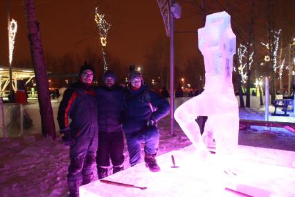 Красноярск. Участники фестиваля  `Волшебный лед Сибири` у ледовой скульптуры.