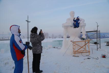 Красноярск. Участники фестиваля  `Волшебный лед Сибири` за работой .