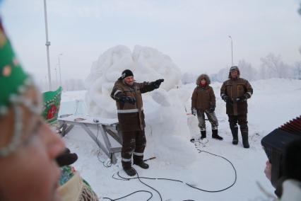 Красноярск. Участники фестиваля  `Волшебный лед Сибири` за работой .