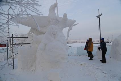 Красноярск. Участники фестиваля `Волшебный лед Сибири` за работой .