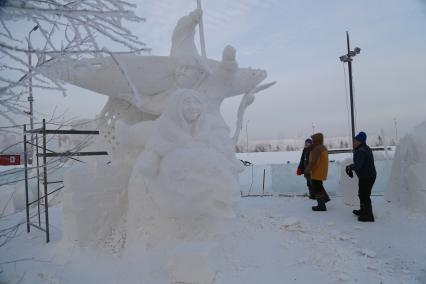 Красноярск. Участники фестиваля  `Волшебный лед Сибири` за работой .