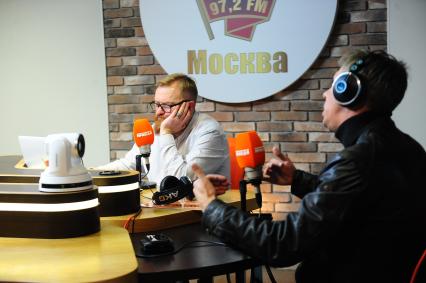 Москва. Член комитета Госдумы РФ по международным делам Виталий Милонов и актер Алексей Панин (слева направо) в прямом эфире радио `Комсомольская правда`.