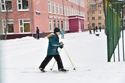 Москва. Школьники на лыжах во время урока физкультуры.