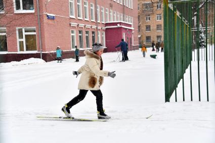 Москва. Школьники на лыжах во время урока физкультуры.