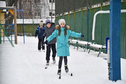 Москва. Школьники на лыжах во время урока физкультуры.