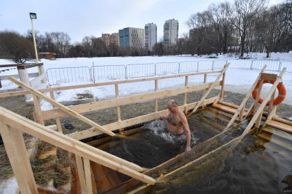 Москва. Верующие  во время крещенского купания на Воронцовских прудах.