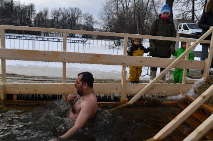 Москва. Верующие  во время крещенского купания на Воронцовских прудах.