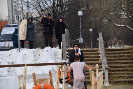 Москва. Верующие  во время крещенского купания на Воронцовских прудах.