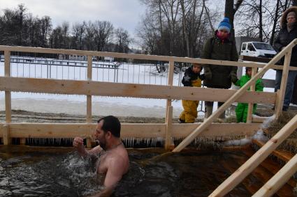 Москва. Верующие во время крещенского купания на Воронцовских прудах.