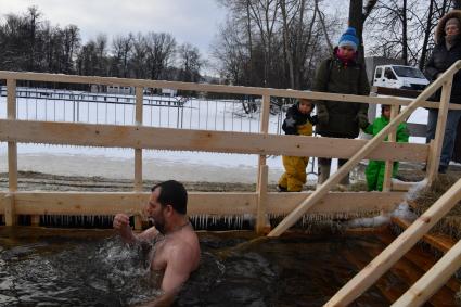 Москва. Верующие  во время крещенского купания на Воронцовских прудах.