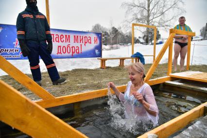 Новосибирск. Верующие во время крещенского купания на озере `Жемчужина Сибири`.