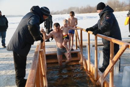 Барнаул. Верующие во время традиционного праздничного купания в праздник Крещения Господня.