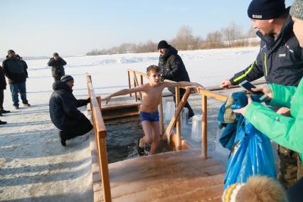 Барнаул. Верующие во время традиционного праздничного купания в праздник Крещения Господня.