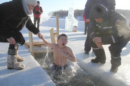 Иркутск. Верующие во время крещенского купания.