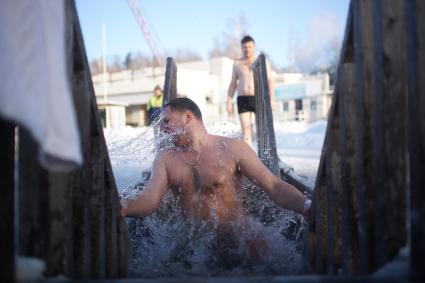 Екатеринбург. Мужчина в проруби во время крещенских купаний