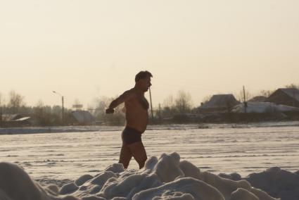Екатеринбург. Мужчина бегает по снегу после купания в проруби во время крещенских купаний