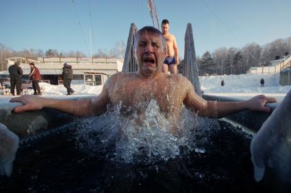 Екатеринбург. Мужчина в проруби во время крещенских купаний