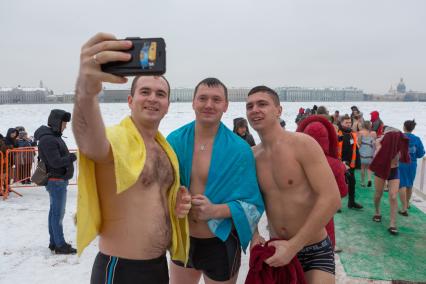 Санкт-Петербург. Верующие во время крещенских купаний в главной городской иордани у стен Петропавловской крепости.