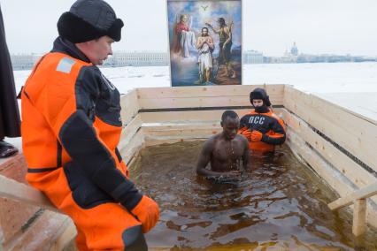 Санкт-Петербург. Верующие во время крещенских купаний  в главной городской иордани у стен Петропавловской крепости.