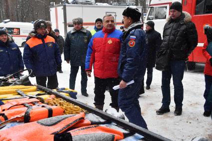 Москва. Глава МЧС России Владимир Пучков   ( в центре) проверил готовность пожарно-спасательного гарнизона города к обеспечению безопасности проведения крещенских купаний  в  Серебряном бору.