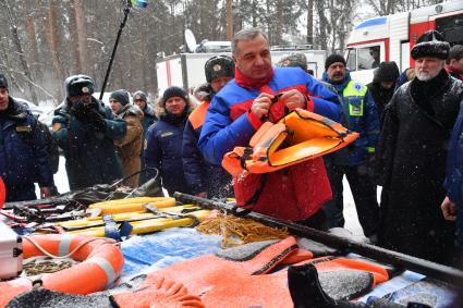 Москва. Глава МЧС России Владимир Пучков   ( в центре) проверил готовность пожарно-спасательного гарнизона города к обеспечению безопасности проведения крещенских купаний  в  Серебряном бору.