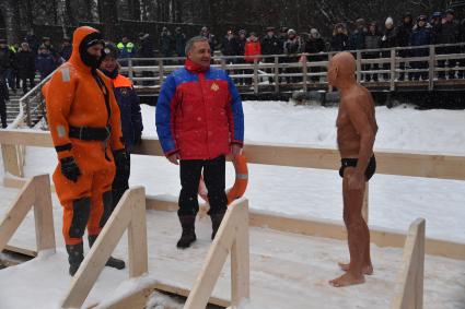 Москва. Глава МЧС России Владимир Пучков   ( в центре) проверил готовность пожарно-спасательного гарнизона города к обеспечению безопасности проведения крещенских купаний  в  Серебряном бору.