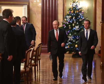 Москва. Президент РФ Владимир Путин и председатель правительства РФ Дмитрий Медведев (справа) перед началом встречи российского президента с членами кабинета министров в Доме правительства РФ.