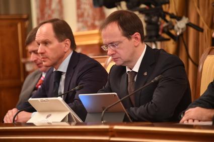 Москва. Министр культуры РФ Владимир Мединский (справа) и министр по делам Северного Кавказа Лев Кузнецов на заседании правительства РФ в Доме правительства РФ.