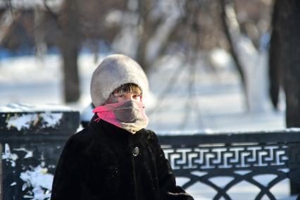 Новосибирск. Девушка  на улице в морозный день.