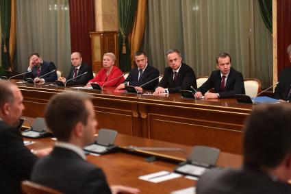 Москва. Министр природных ресурсов и экологии РФ Сергей Донской, министр РФ по развитию Дальнего Востока Александр Галушка, министр образования и науки РФ Ольга Васильева, полномочный представитель президента в Дальневосточном федеральном округе, вице-премьер правительства РФ Юрий Трутнев, заместитель председателя правительства РФ, президент РФС Виталий Мутко и заместитель председателя правительства РФ Аркадий Дворкович (слева направо) во время встречи президента РФ В. Путина с членами правительства РФ в Доме правительства РФ.