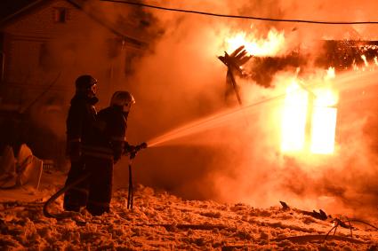 Московская область, д. Вялки.  Тушение пожара  в частном доме на улице Солнечная.