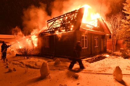 Московская область, д. Вялки.  Тушение пожара  в частном доме на улице Солнечная.