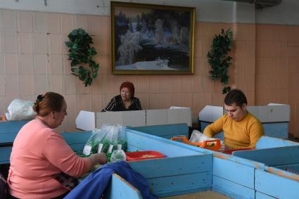 Русиново. Сотрудники за работой в цехах предприятия `Рус и Ново Пак` Всероссийского общества слепых.