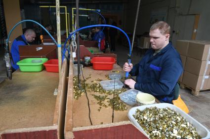 Русиново. Сотрудники за работой в цехах предприятия `Рус и Ново Пак` Всероссийского общества слепых.