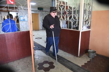 Русиново.  Мужчина на проходной  Боровского  предприятия  `Рус и Ново Пак`  Всероссийского общества слепых.