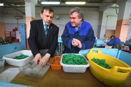 Русиново.  Сотрудники  за работой в цехах  предприятия  `Рус и Ново Пак`  Всероссийского общества слепых.