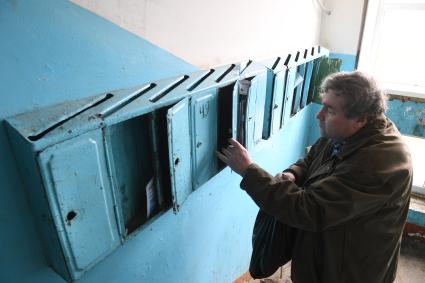 Русиново.  Слабовидящий мужчина у почтового ящика.