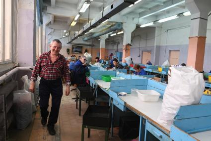 Русиново.  Сотрудники  за работой в цехах  предприятия  `Рус и Ново Пак`  Всероссийского общества слепых.