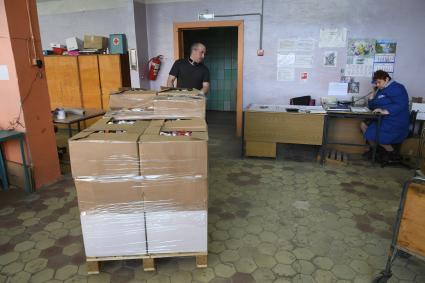 Русиново.  Сотрудники  за работой в цехах  предприятия  `Рус и Ново Пак`  Всероссийского общества слепых.