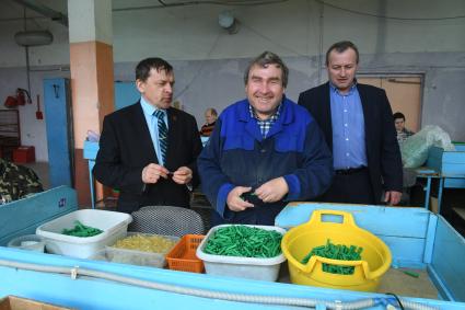 Русиново.  Сотрудники  за работой в цехах  предприятия  `Рус и Ново Пак`  Всероссийского общества слепых.
