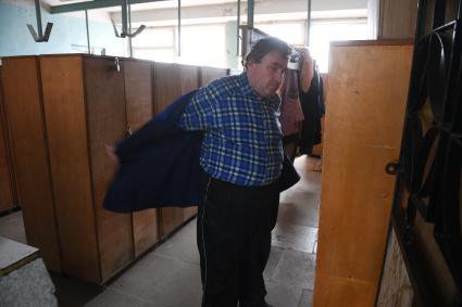 Русиново.  Мужчина на  Боровском   предприятии  `Рус и Ново Пак`  Всероссийского общества слепых.