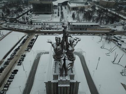 Москва.  Вид сверху на скульптуру Веры Мухиной `Рабочий и колхозница`и заснеженную территорию ВДНХ.