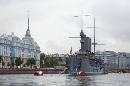 Санкт-Петербург.  Крейсер `Аврора` у Петроградской набережной.