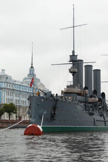 Санкт-Петербург. Крейсер `Аврора` у Петроградской набережной.