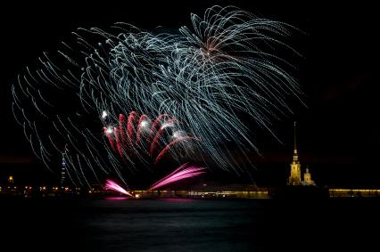 Санкт-Петербург. Фейерверк над Петропавловской крепостью во время проведения  первого городского  фестиваля огня `Рождественская звезда`.