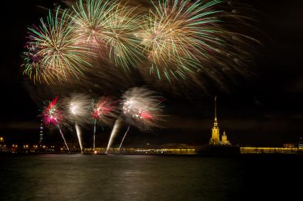 Санкт-Петербург. Фейерверк над Петропавловской крепостью во время проведения  первого городского  фестиваля огня `Рождественская звезда`.