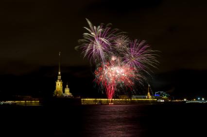 Санкт-Петербург. Фейерверк над Петропавловской крепостью во время проведения  первого городского  фестиваля огня `Рождественская звезда`.