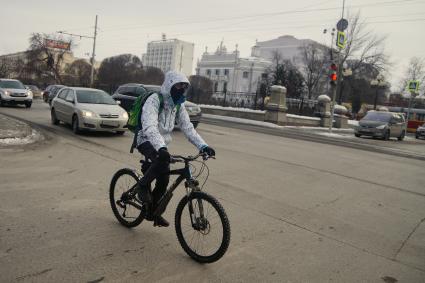 Екатеринбург. Велосипедист во время сильных морозов