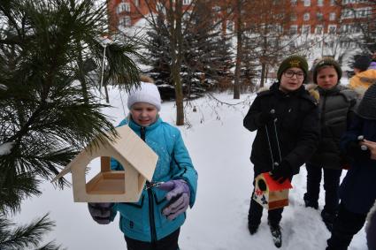 Москва. Школьники приняли участие в экологической акции `Накорми птиц`, организованной МГИМО МИД России.