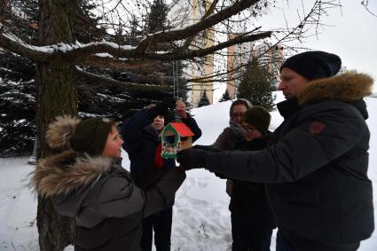 Москва. Школьники приняли участие в экологической акции `Накорми птиц`, организованной МГИМО МИД России.